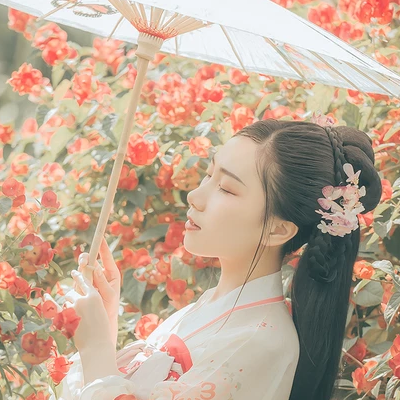 花開(kāi)帶團(tuán)扇女生頭像，唯美古風(fēng)真人頭像