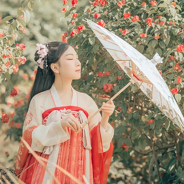 花開(kāi)帶團(tuán)扇女生頭像，唯美古風(fēng)真人頭像