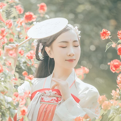 花開(kāi)帶團(tuán)扇女生頭像，唯美古風(fēng)真人頭像