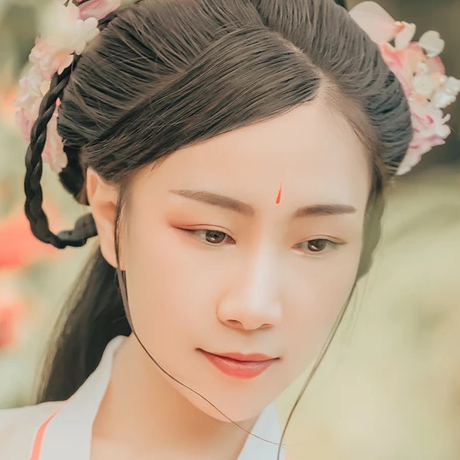 花開(kāi)帶團(tuán)扇女生頭像，唯美古風(fēng)真人頭像