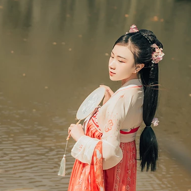 花開(kāi)帶團(tuán)扇女生頭像，唯美古風(fēng)真人頭像