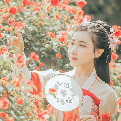 花開(kāi)帶團(tuán)扇女生頭像，唯美古風(fēng)真人頭像