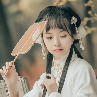 文藝復(fù)古帶團(tuán)扇女生頭像，唯美古風(fēng)真人頭像