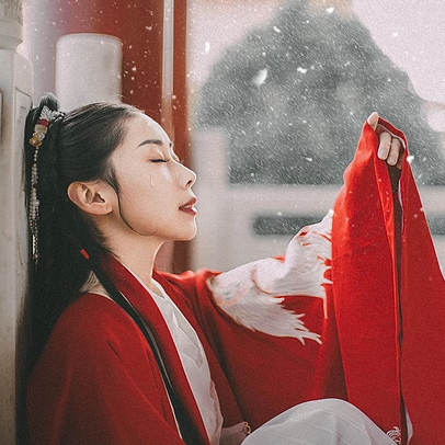 雪紛紛紅衣帶傘女生頭像，唯美古風(fēng)真人頭像