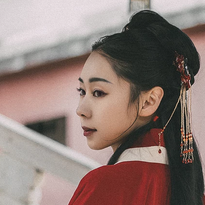 雪紛紛紅衣帶傘女生頭像，唯美古風(fēng)真人頭像