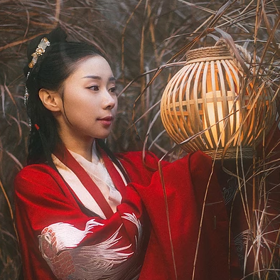 雪紛紛紅衣帶傘女生頭像，唯美古風(fēng)真人頭像