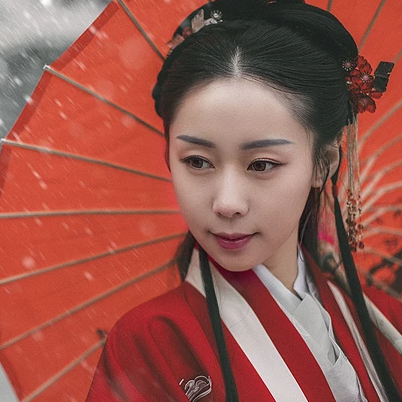 雪紛紛紅衣帶傘女生頭像，唯美古風(fēng)真人頭像