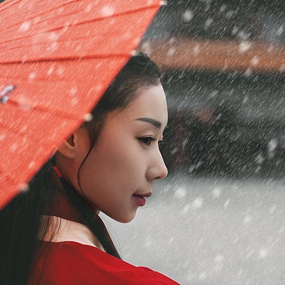 雪紛紛紅衣帶傘女生頭像，唯美古風(fēng)真人頭像