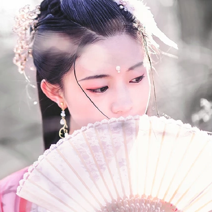 雪仙子紅衣帶折扇女生頭像，唯美古風(fēng)真人頭像