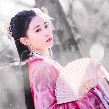 雪仙子紅衣帶折扇女生頭像，唯美古風(fēng)真人頭像