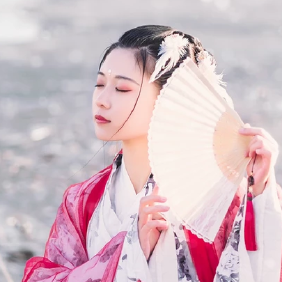 雪仙子紅衣帶折扇女生頭像，唯美古風(fēng)真人頭像