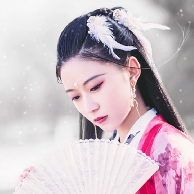 雪仙子紅衣帶折扇女生頭像，唯美古風(fēng)真人頭像