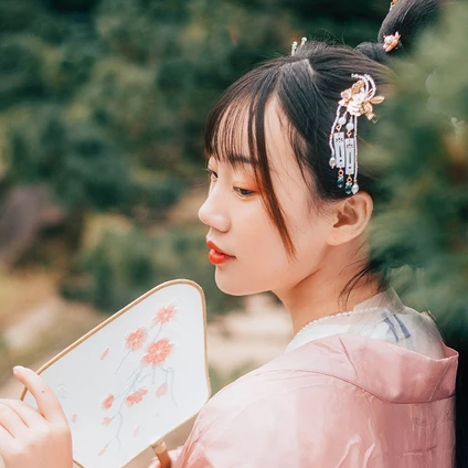 粉衣帶團扇女生頭像，唯美古風(fēng)真人頭像