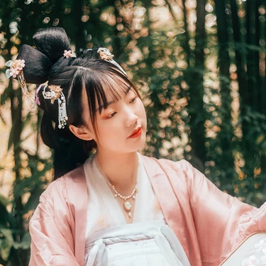 粉衣帶團扇女生頭像，唯美古風(fēng)真人頭像