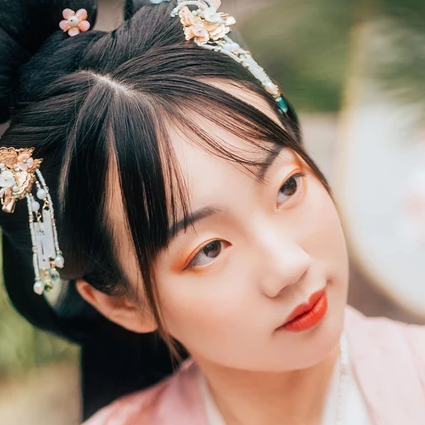 粉衣帶團扇女生頭像，唯美古風(fēng)真人頭像
