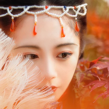 紅葉映霞女生頭像，唯美古風(fēng)真人頭像
