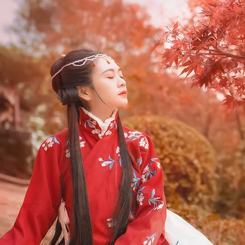 紅葉映霞女生頭像，唯美古風(fēng)真人頭像