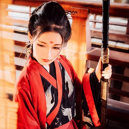 江湖帶兵器紅衣女生頭像，唯美古風真人頭像