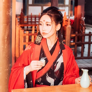 江湖帶兵器紅衣女生頭像，唯美古風真人頭像