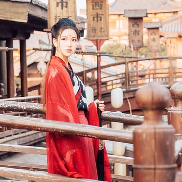 江湖帶兵器紅衣女生頭像，唯美古風真人頭像