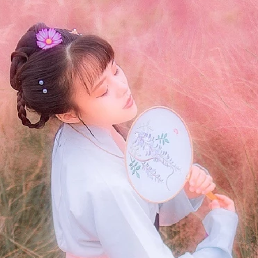 粉色帶團扇女生頭像，唯美古風(fēng)真人頭像