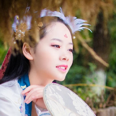 羽毛女生頭像，唯美古風真人頭像