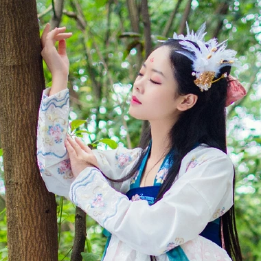 羽毛女生頭像，唯美古風真人頭像