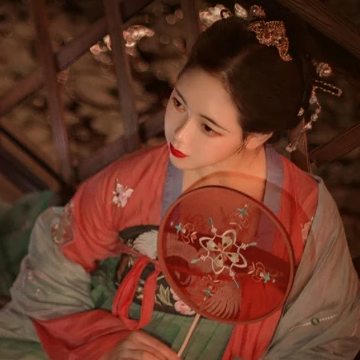 紅紗帶團(tuán)扇女生頭像，唯美古風(fēng)真人頭像