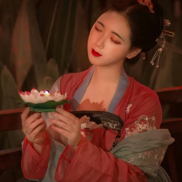 紅紗帶團(tuán)扇女生頭像，唯美古風(fēng)真人頭像
