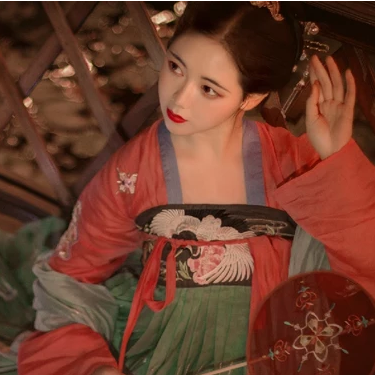 紅紗帶團(tuán)扇女生頭像，唯美古風(fēng)真人頭像