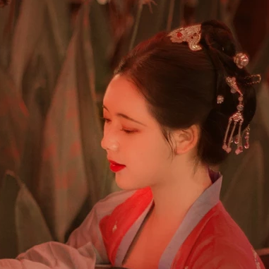 紅紗帶團(tuán)扇女生頭像，唯美古風(fēng)真人頭像