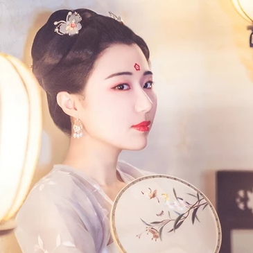 燈下帶團(tuán)扇女生頭像，唯美古風(fēng)真人頭像