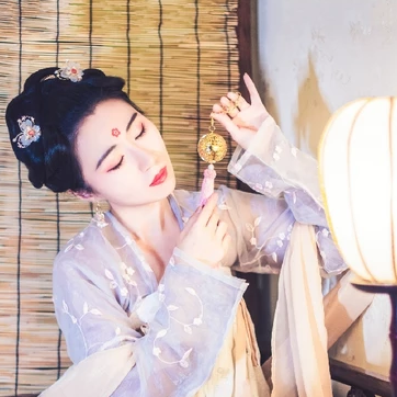 燈下帶團(tuán)扇女生頭像，唯美古風(fēng)真人頭像