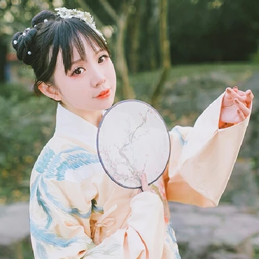 清新可愛帶團扇女生頭像，唯美古風真人頭像