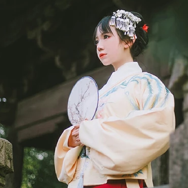 清新可愛帶團扇女生頭像，唯美古風真人頭像