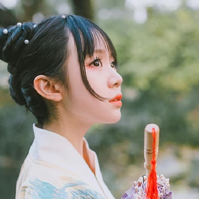 清新可愛帶團扇女生頭像，唯美古風真人頭像