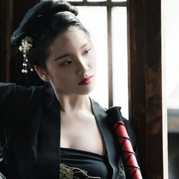 霸氣喝酒帶兵器女生頭像，唯美古風真人頭像