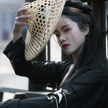 霸氣喝酒帶兵器女生頭像，唯美古風真人頭像