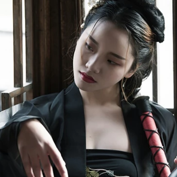 霸氣喝酒帶兵器女生頭像，唯美古風真人頭像