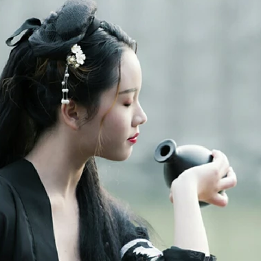 霸氣喝酒帶兵器女生頭像，唯美古風真人頭像