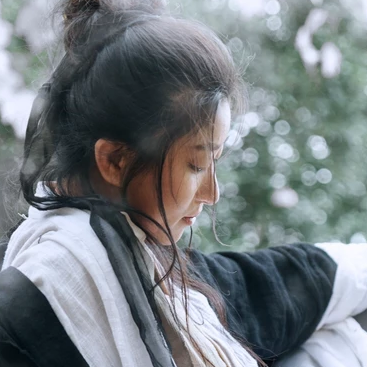 雪地霸氣喝酒女生頭像，唯美古風真人頭像