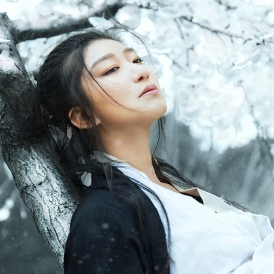 雪地霸氣喝酒女生頭像，唯美古風真人頭像