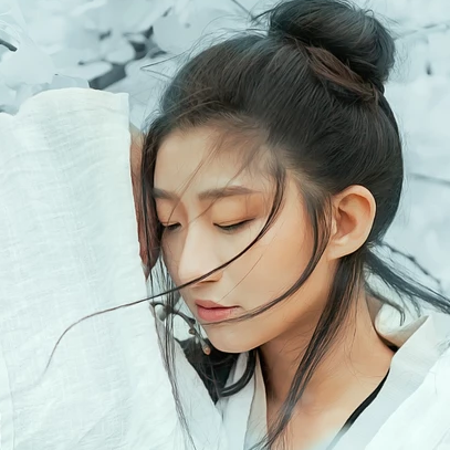 雪地霸氣喝酒女生頭像，唯美古風真人頭像