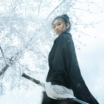 雪地霸氣喝酒女生頭像，唯美古風真人頭像