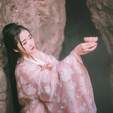 粉衣蓮燈女生頭像，唯美古風(fēng)真人頭像
