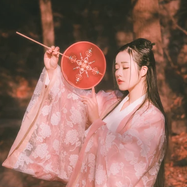 粉衣蓮燈女生頭像，唯美古風(fēng)真人頭像