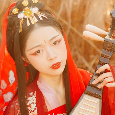 紅衣彈琵琶思念女生頭像，唯美古風真人頭像