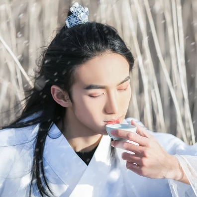 雪飄帶折扇白衣男生頭像，唯美古風(fēng)真人頭像