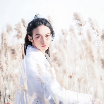 雪飄帶折扇白衣男生頭像，唯美古風(fēng)真人頭像