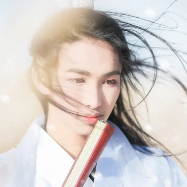 雪飄帶折扇白衣男生頭像，唯美古風(fēng)真人頭像